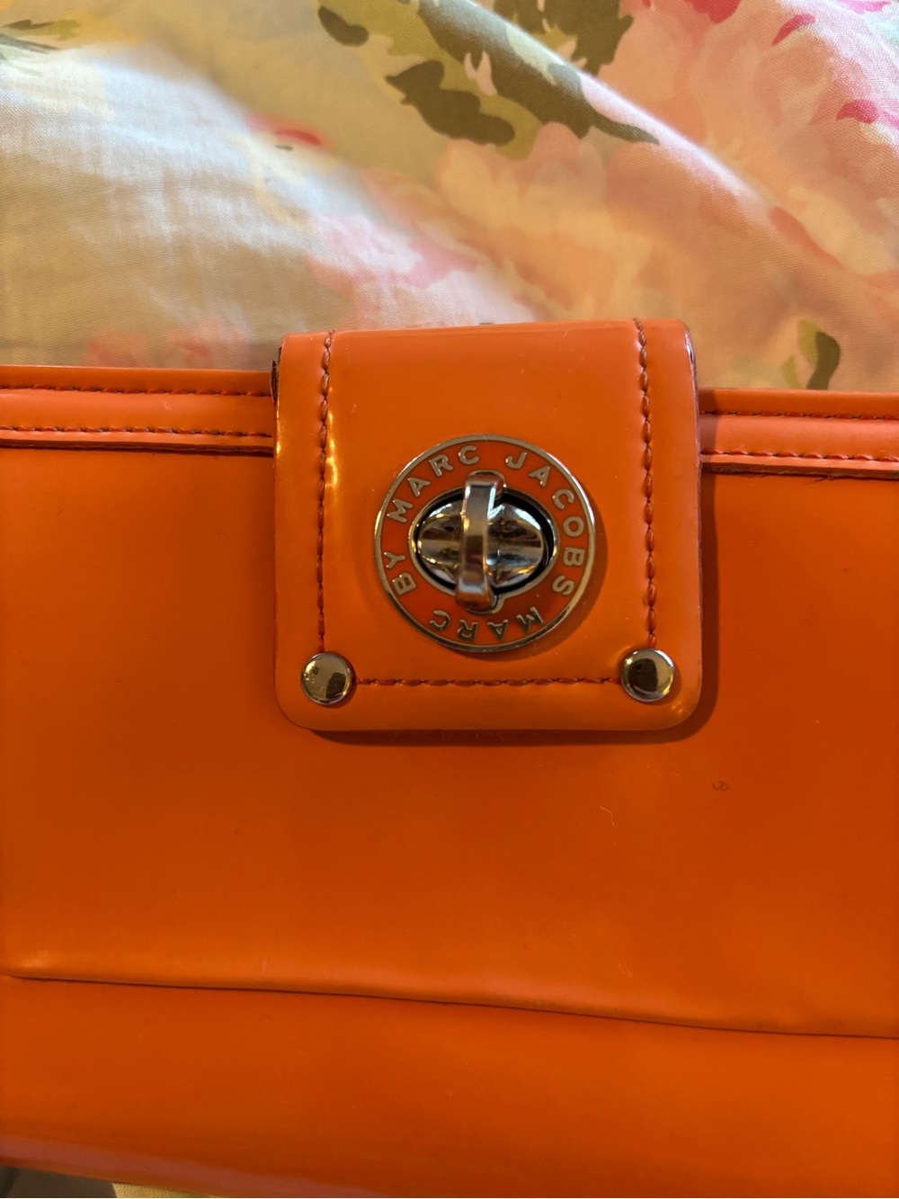 Marc Jacobs Orange Patent Leather Turnlock Envelope Slim Wallet - Picture 2 of 7